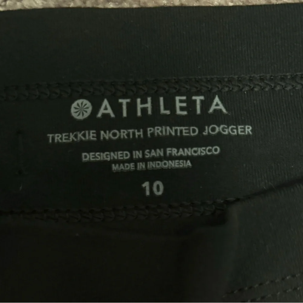 Athleta Trekkie North Printed Jogger Pants Black Floral Size 10 - Picture 2 of 8